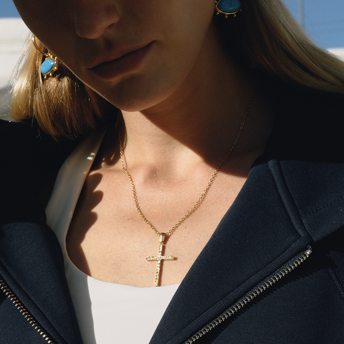 ELENYS Cross Pavé – pozlacený náhrdelník s křížkem se zirkony